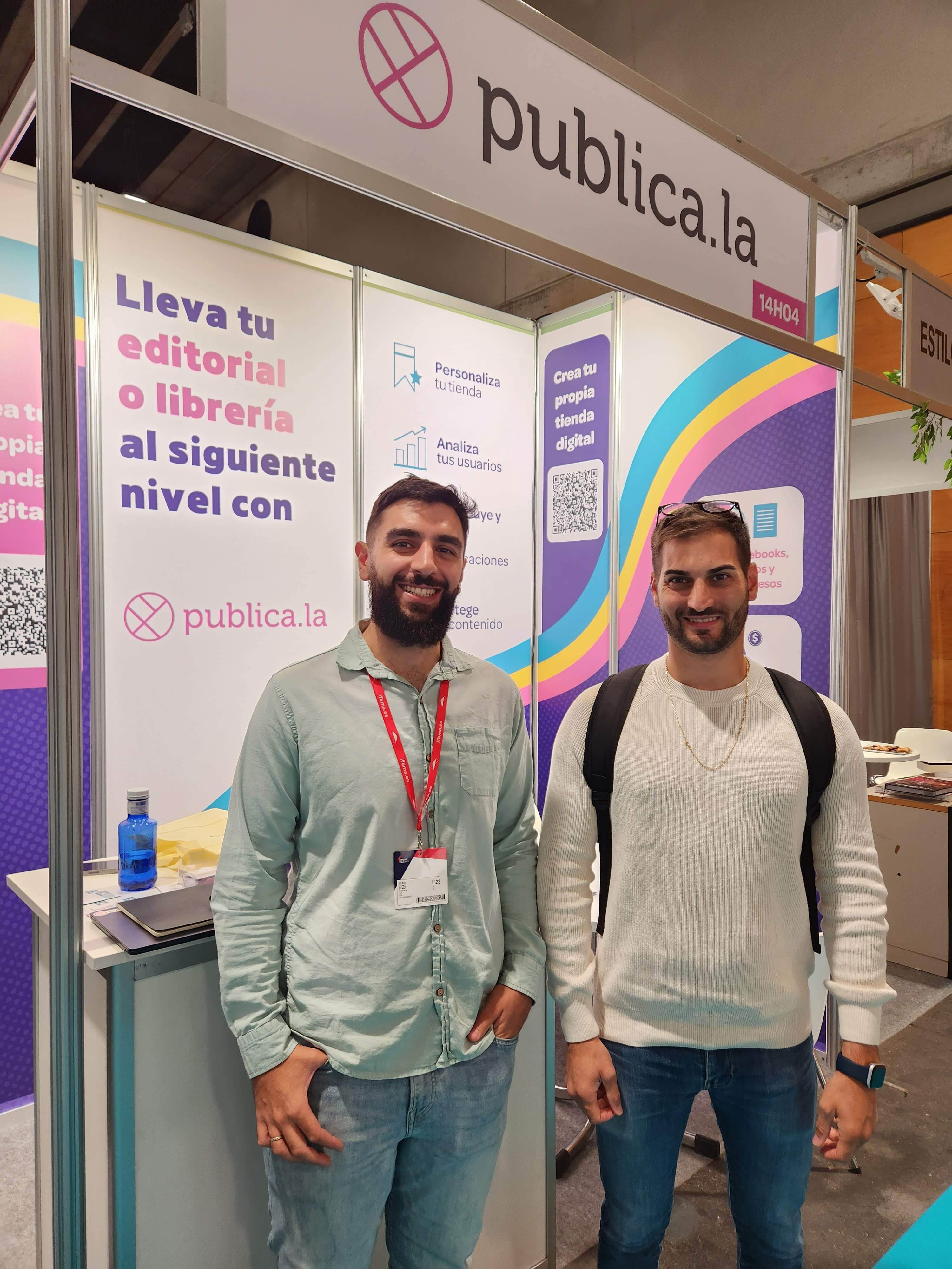 Founders Pablo Laurino and Franco Gilio at a publica.la booth